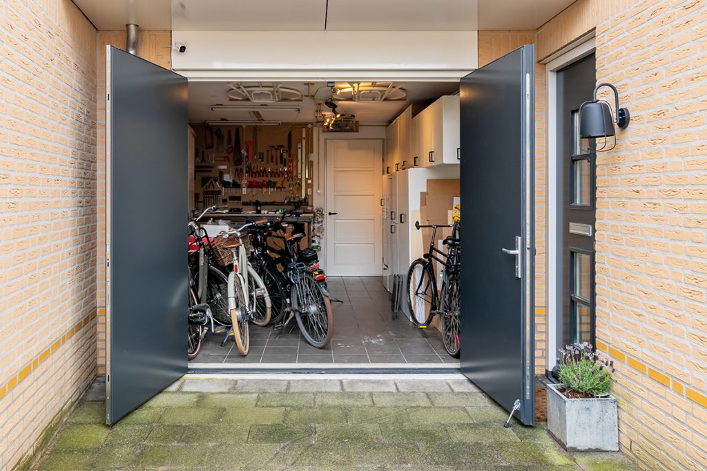 Brede garagedeur openslaand