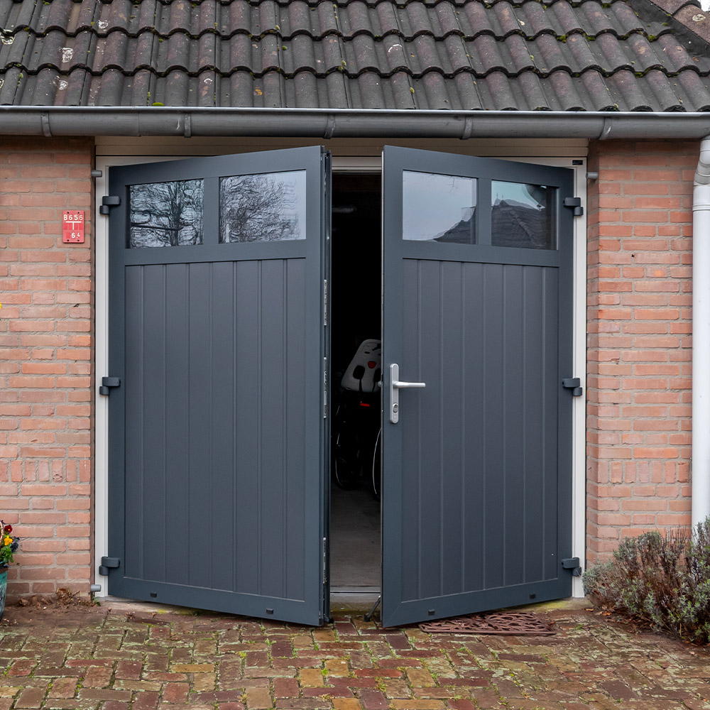 Garagedeur met glas openslaand