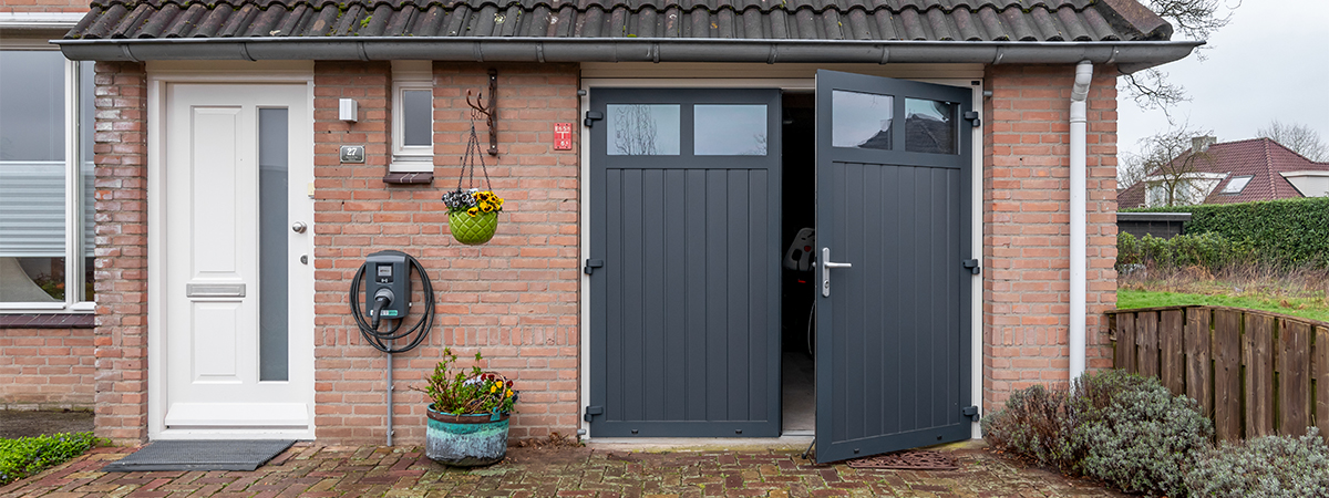 Openslaande garagedeur met glas