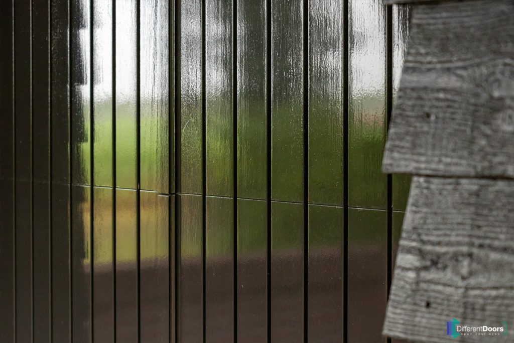 Traditionele hardhouten openslaande garagedeur