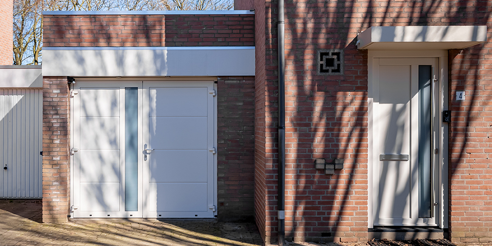 Witte openslaande garagedeuren met glas