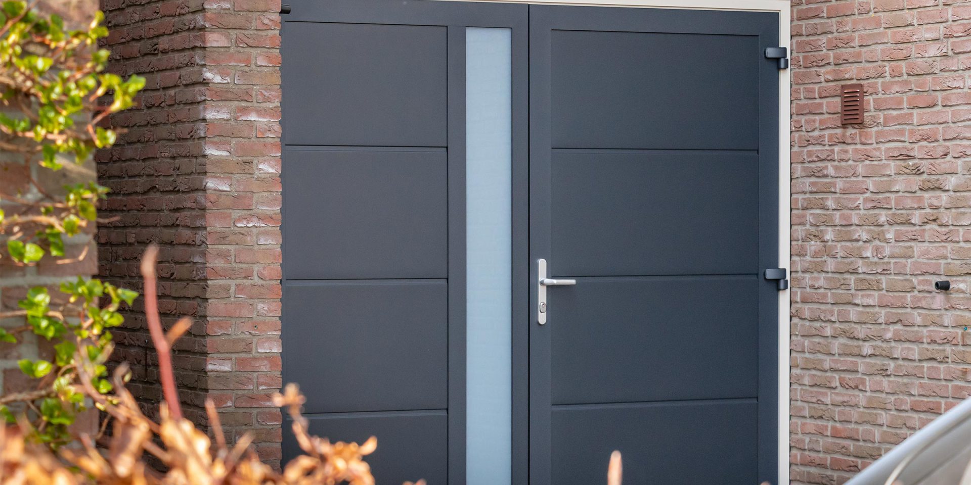 Antraciet garagedeur met glas