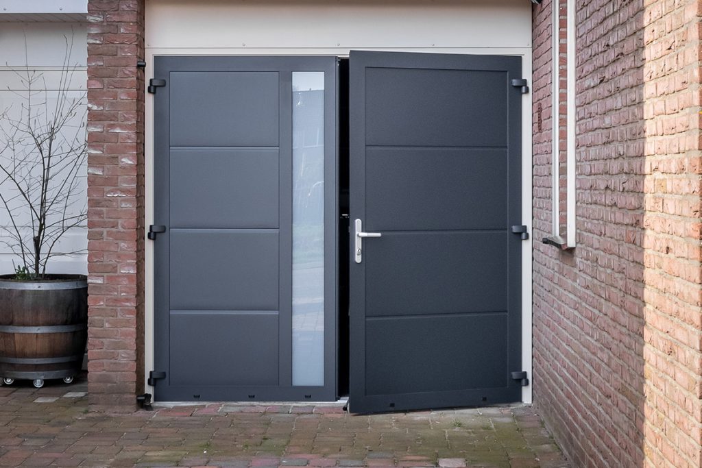 Antraciet garagedeur met glas