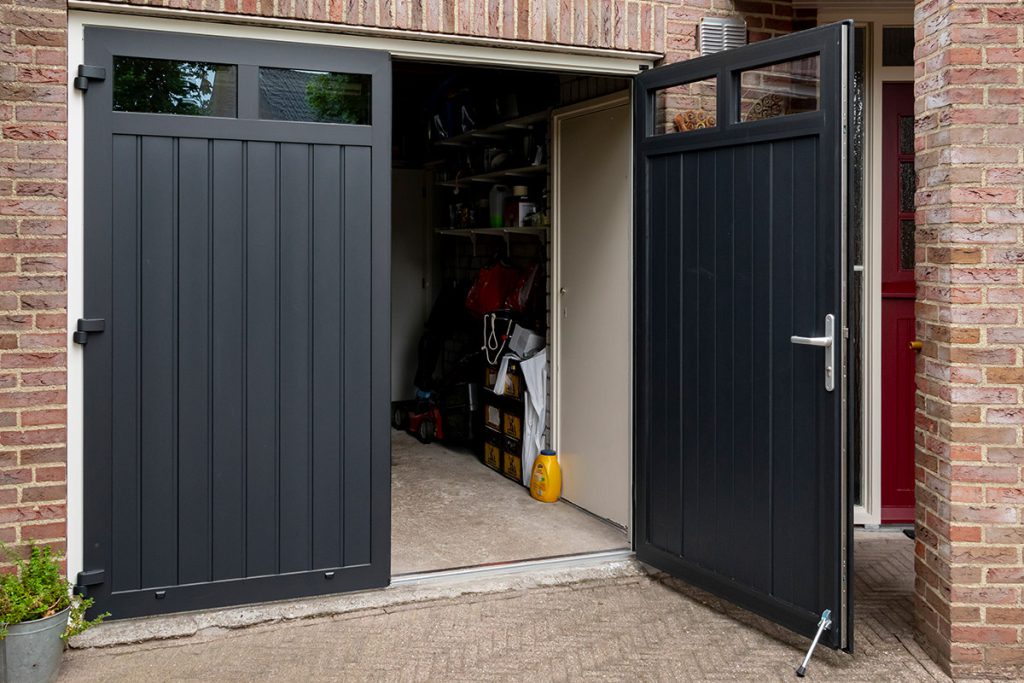 Openslaande garagedeur zwartgrijs