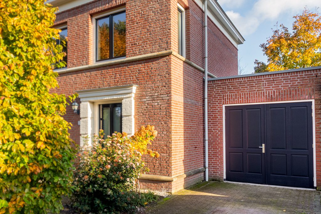 Houten garagedeur met bossing panelen