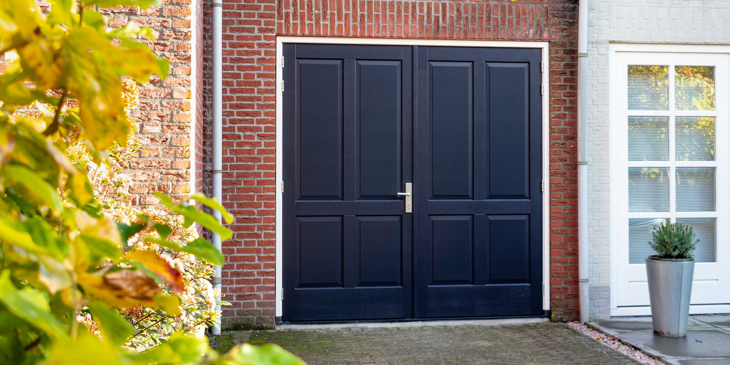 Houten garagedeur met bossing panelen