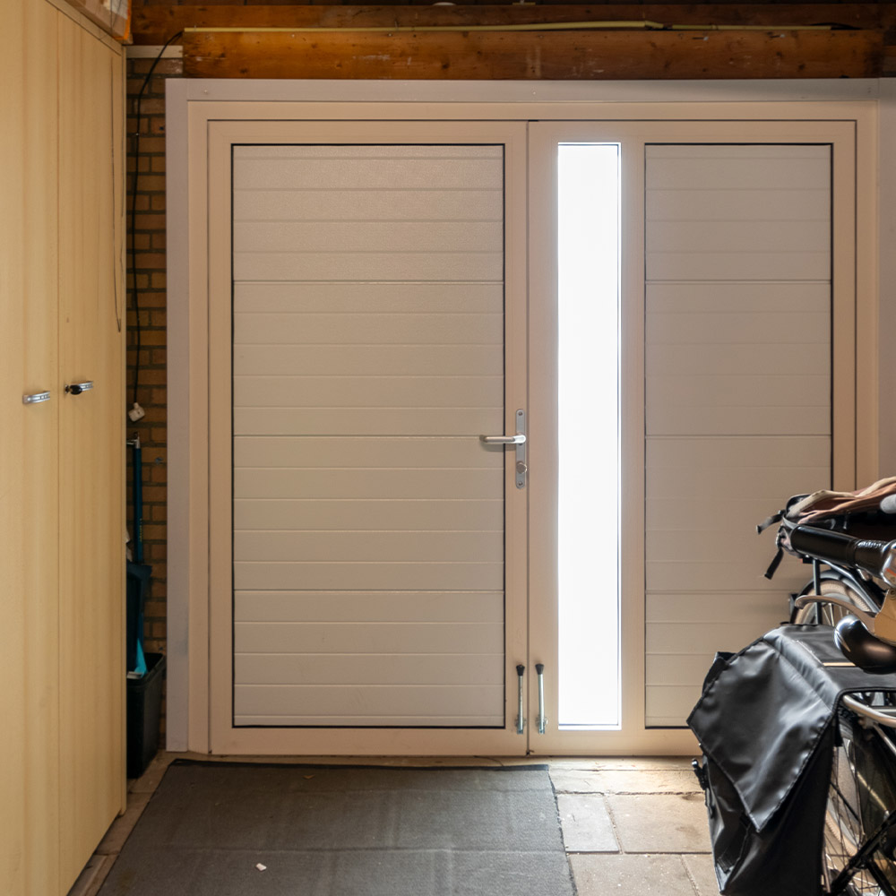 Witte openslaande garagedeuren met glas