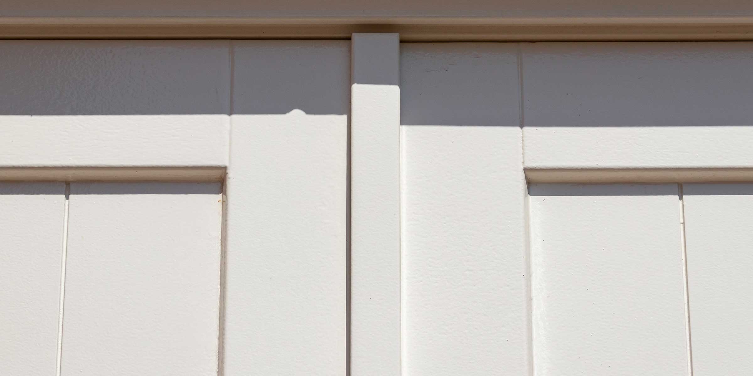 Witte houten openslaande garagedeur