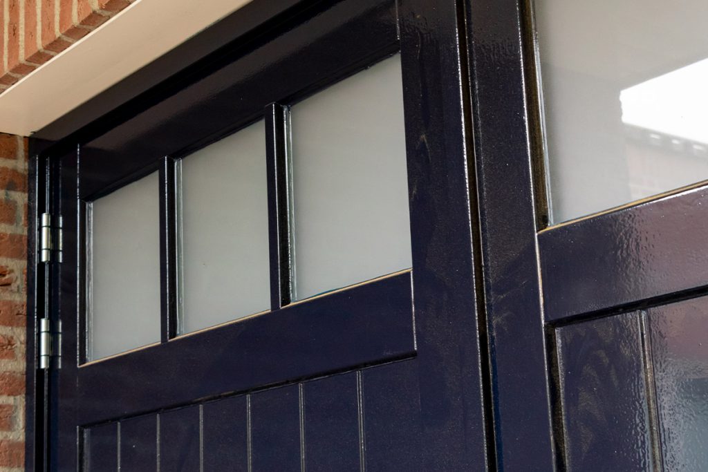 Houten openslaande garagedeur met glas