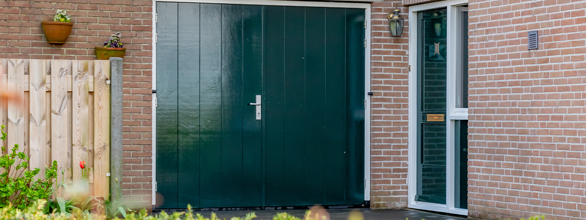 Groene openslaande garagedeur hout