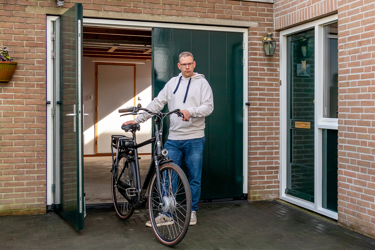 houten-openslaande-garagedeur-ambassa Hardouten openslaande garagedeur van Ambassa