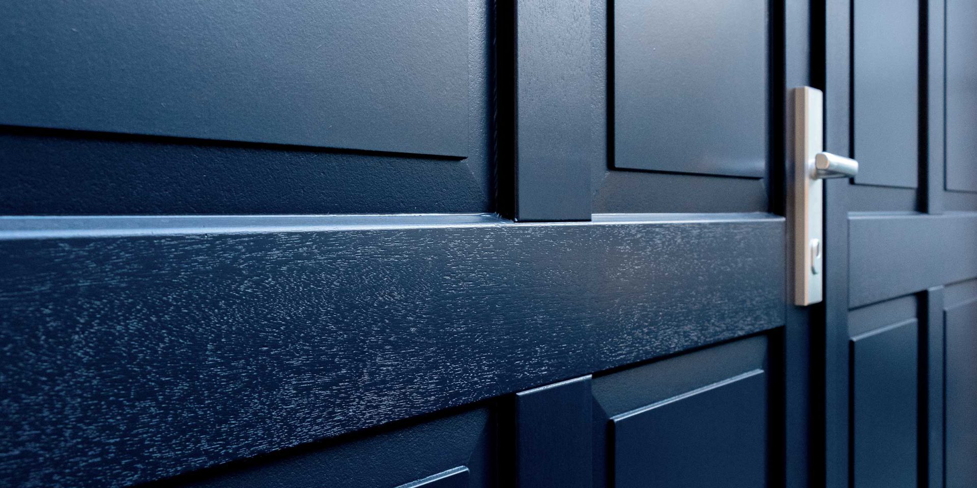 Hardhouten openslaande garagedeur met sierlijsten