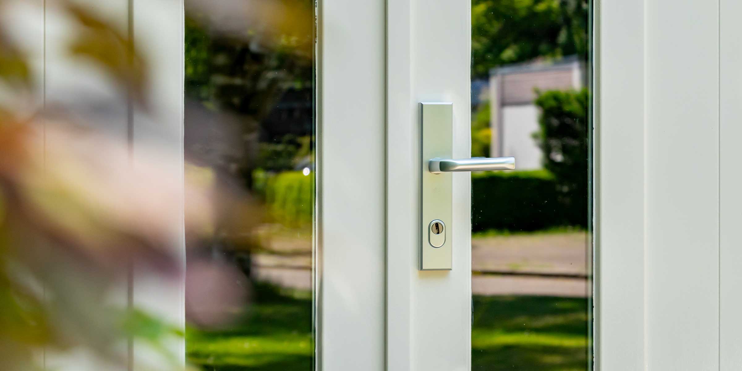 Witte openslaande garagedeur van hout