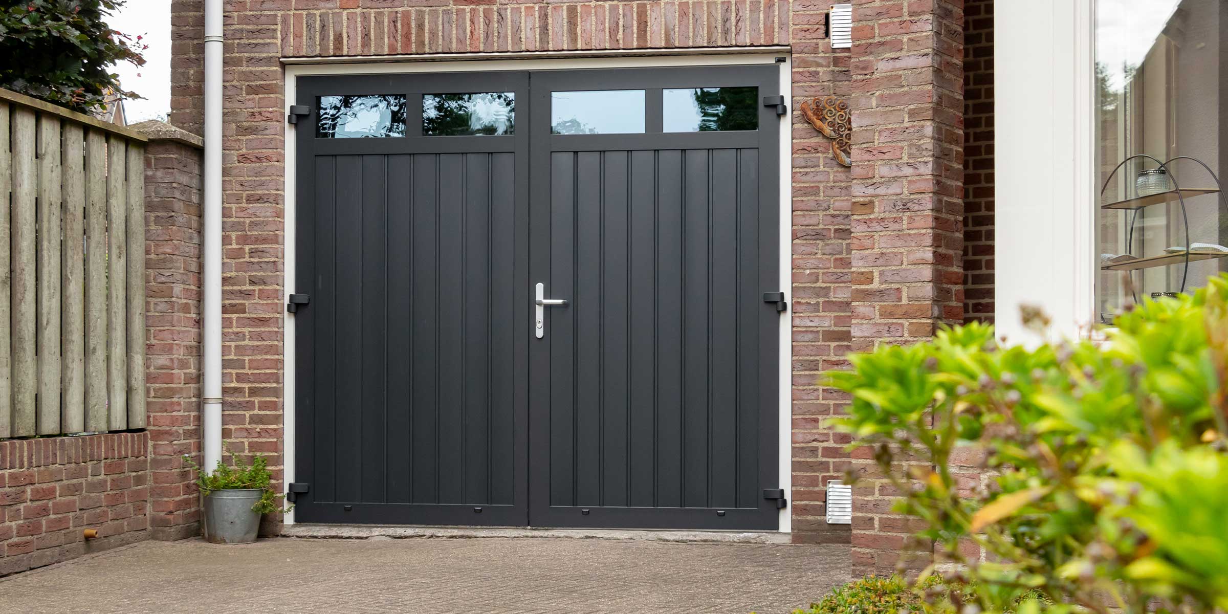 Openslaande garagedeur zwartgrijs 4 meter breed