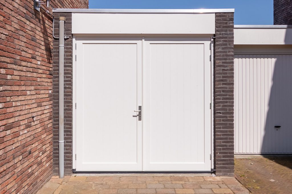Witte hardhouten openslaande garagedeur