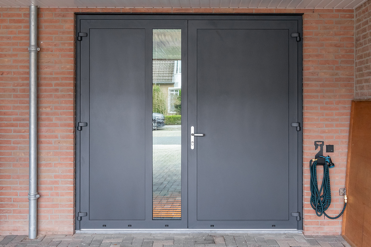 openslaande garagedeur met glas antraciet ambassa