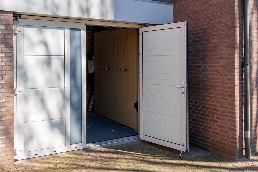 Witte openslaande garagedeuren met glas