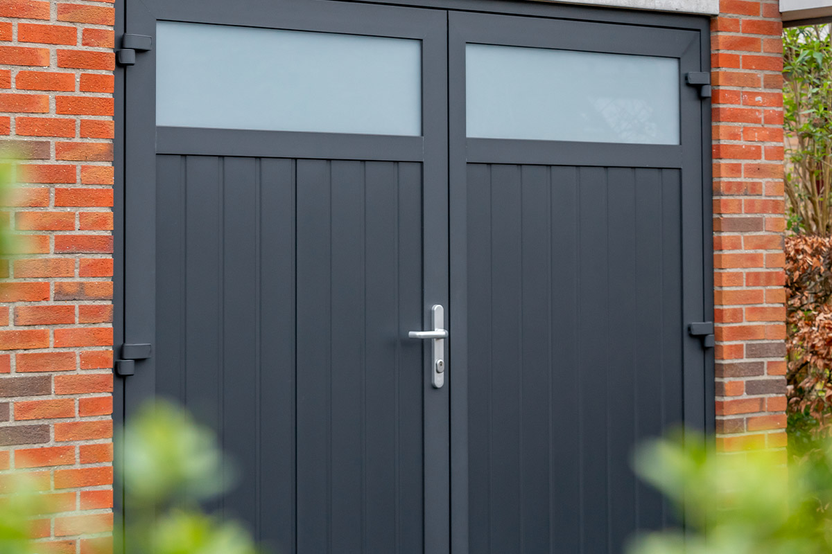 Openslaande garagedeur RAL7021 met glas