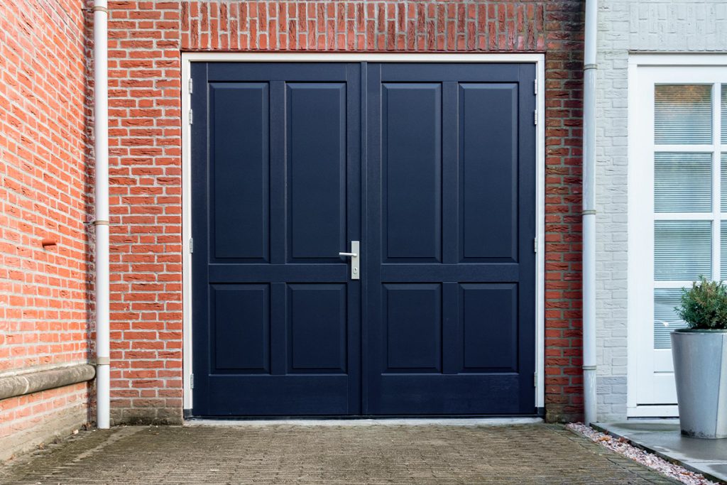 Houten garagedeur met sierlijsten
