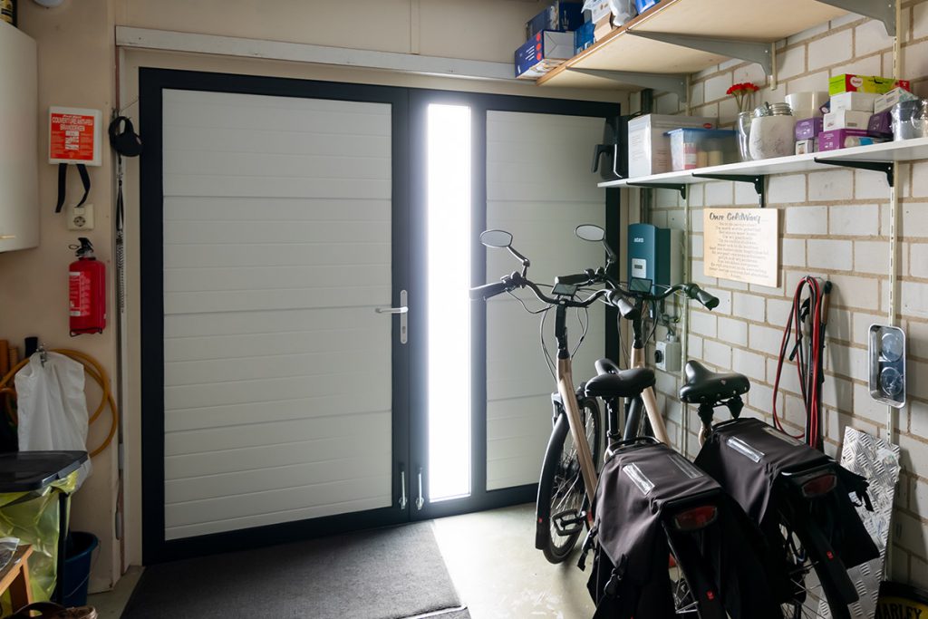 Openslaande garagedeur met glas