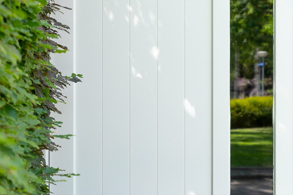 Witte openslaande garagedeur van hout