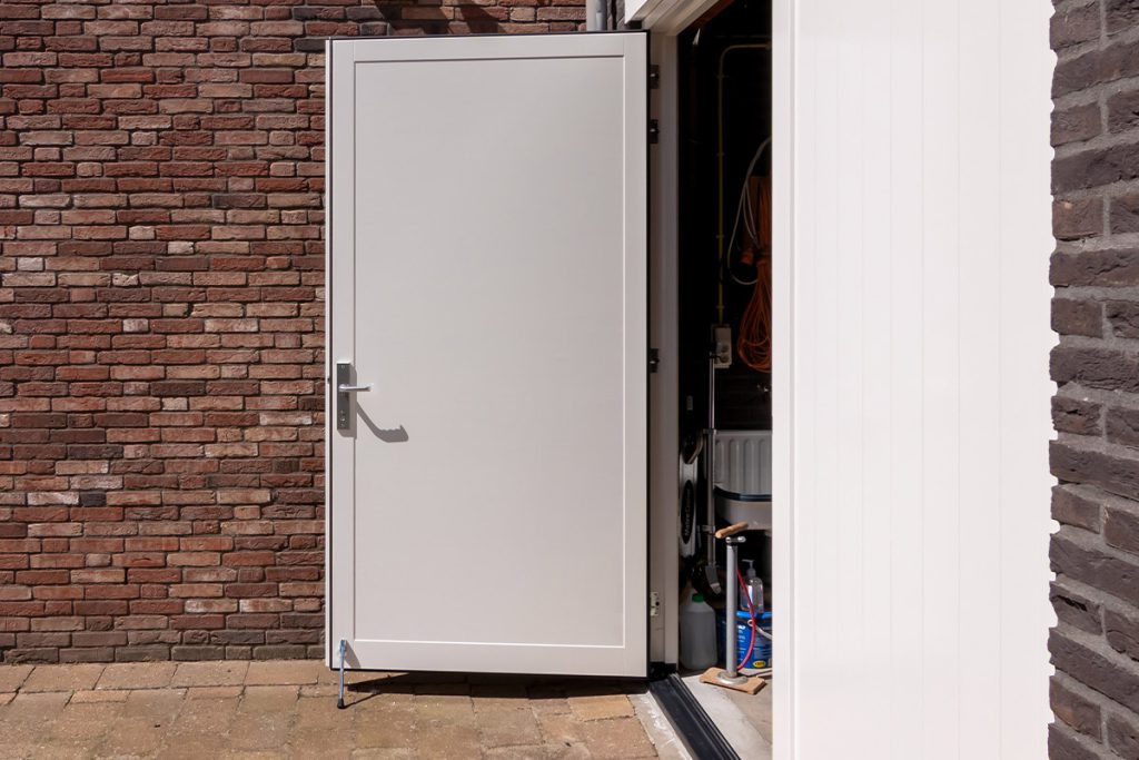 Witte houten openslaande garagedeur