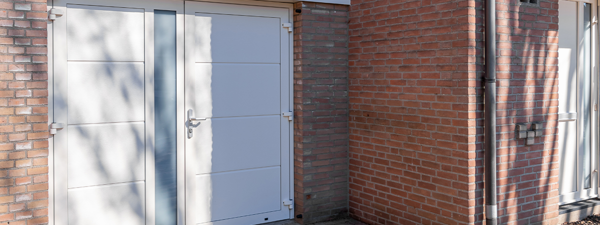 Witte openslaande garagedeuren met glas